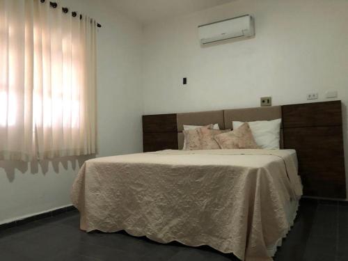 Casa com 4 quartos e área externa com jardim