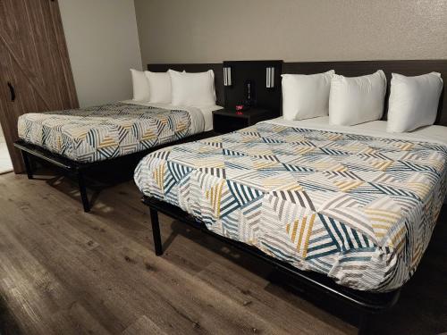 2 queen beds