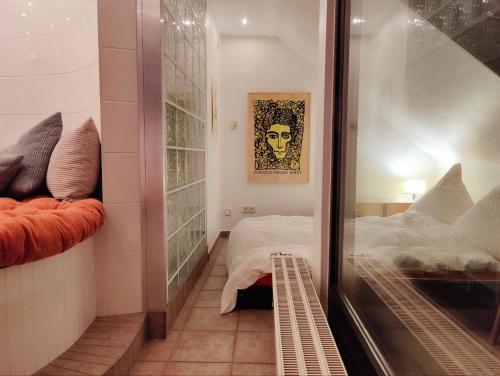 Spacious & comfortable guestrooms w private bathrooms near Koelnmesse & Lanxess Arena, free parking, highspeed WiFi, Kolonia (zdjęcie 6)