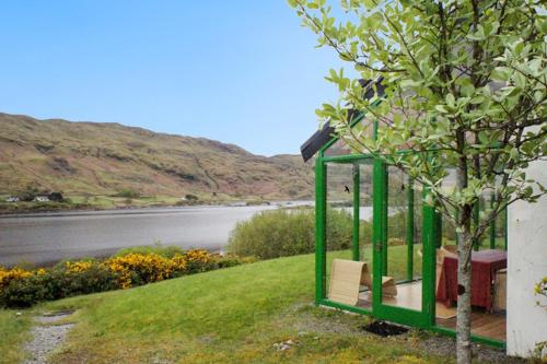 Θέα, One bedroom house with lake view and enclosed garden at Tourmakeady/Derrypark in Derrypark