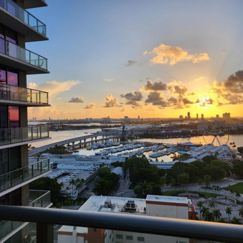 Ocean View Downtown Apt on 23rd Floor with Balcony, Rooftop Pool, Kitchen, Gym, & Restaurants