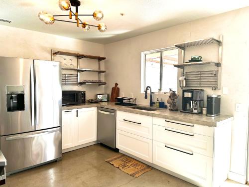 Casa Del Desierto - Panoramic Views - Pet Friendly - Fire Pit in Joshua Tree, USA