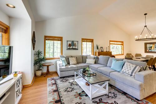 Spacious Lake Arrowhead Gem with Game Room and Patio! in Lake Arrowhead, USA
