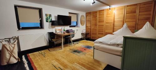 Spacious & comfortable guestrooms w private bathrooms near Koelnmesse & Lanxess Arena