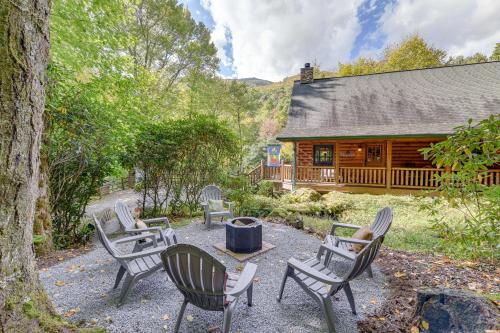 Creekside Maggie Valley Cabin 2 Mi to Skiing! in Maggie Valley, USA
