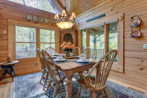 Creekside Maggie Valley Cabin 2 Mi to Skiing! in Maggie Valley, USA