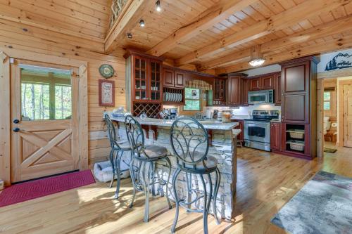 Creekside Maggie Valley Cabin 2 Mi to Skiing! in Maggie Valley, USA