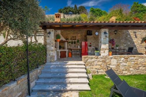 Rustic villa Pietro with panoramic view in Motovun