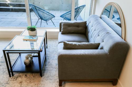 Vibrant & Modern Loft-style Walkout Near LRT, Calgary (Foto 7)