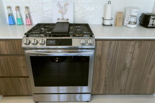 Vibrant & Modern Loft-style Walkout Near LRT, Calgary (Foto 4)