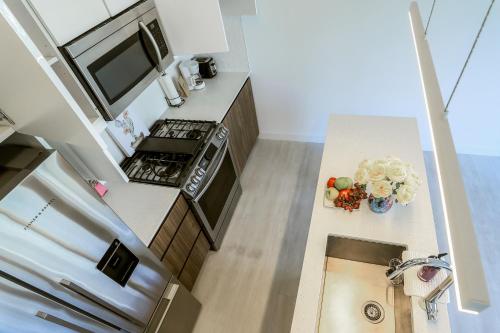 Vibrant & Modern Loft-style Walkout Near LRT, Calgary (Foto 5)