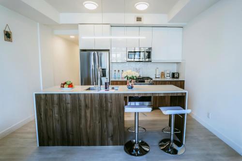 Vibrant & Modern Loft-style Walkout Near LRT, Calgary (Foto 3)