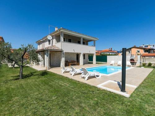 Villa Angelina with 3 bedrooms and Pool in Novigrad - Accommodation - Bužinija