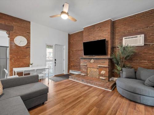 Shadyside, Pittsburgh, Modern and Accessible 2 Bedroom Unit2 with Free Parking in Pittsburgh, USA