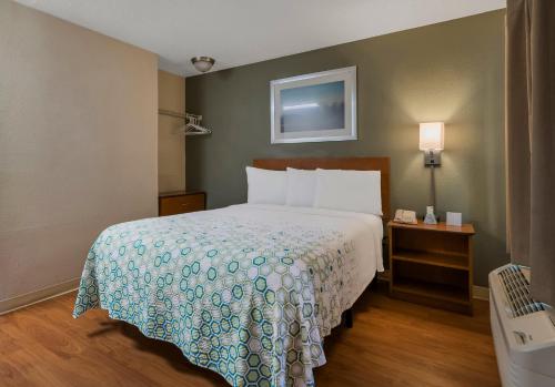 HomeTowne Studios by Red Roof Orlando - UCF Area HomeTowne Studios by Red Roof Orlando - UCF Area