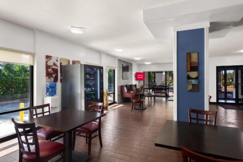 Red Roof Inn Kingsland - image 9
