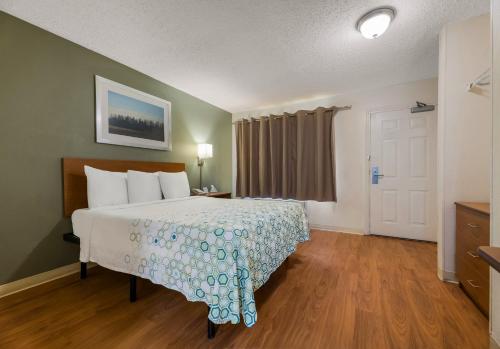 HomeTowne Studios by Red Roof Orlando - UCF Area in Orlando, USA