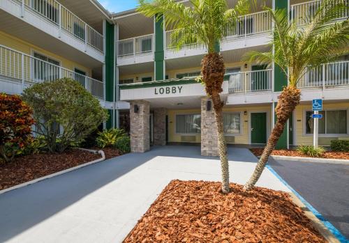 HomeTowne Studios by Red Roof Orlando - UCF Area HomeTowne Studios by Red Roof Orlando - UCF Area