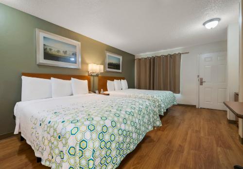 HomeTowne Studios by Red Roof Orlando - UCF Area HomeTowne Studios by Red Roof Orlando - UCF Area