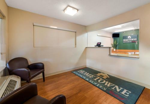 HomeTowne Studios by Red Roof Orlando - UCF Area HomeTowne Studios by Red Roof Orlando - UCF Area