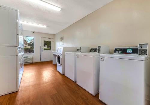 HomeTowne Studios by Red Roof Orlando - UCF Area HomeTowne Studios by Red Roof Orlando - UCF Area