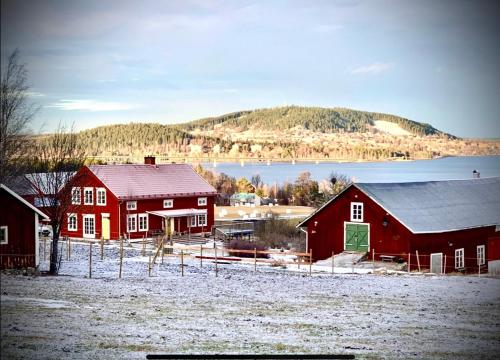 Stuga på hästgård med sjöutsikt (Stuga pa hastgard med sjoutsikt) in Külváros