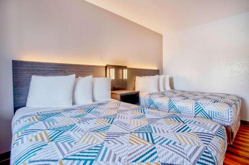 2 queen beds