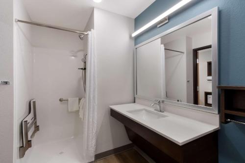 Queen Suite with Roll-In Shower - Disability Access/Non Smoking