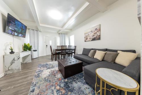 8 Beds Home with 4 Car Parking Space - Near DTLB - Long Beach, CA