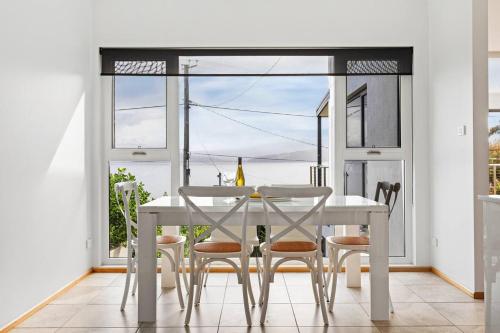 Létesítmények, 'Syrrah Serenity' Beachfront Bliss at Opossum Bay in Sandford