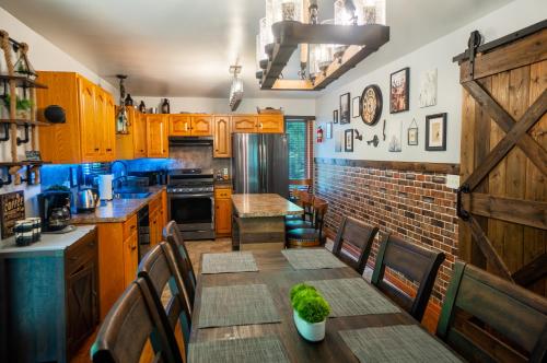 Harmony Hill Stylish 4bd Mountain Retreat, Hot Tub, Games in Bushkill (PA)