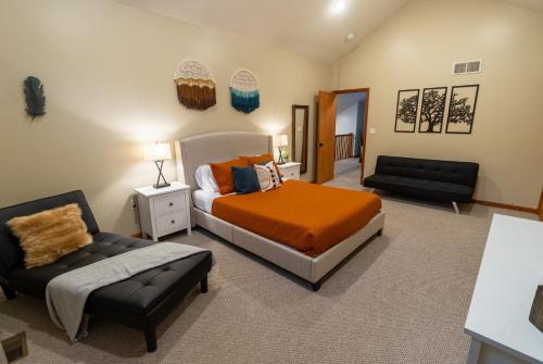 Harmony Hill Stylish 4bd Mountain Retreat, Hot Tub, Games in Bushkill, USA