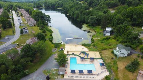 Harmony Hill Stylish 4bd Mountain Retreat, Hot Tub, Games in Bushkill (PA)