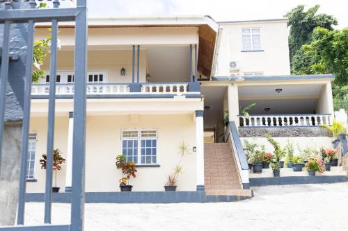 Exterior view, La Maison 29 in Roseau