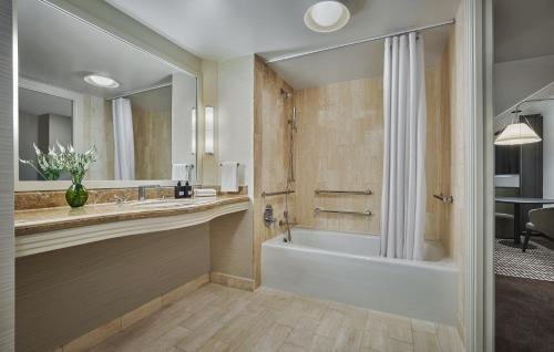 Garden King Accessible Room image 3