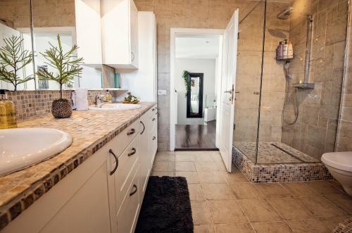 Sea View Villa - image 3