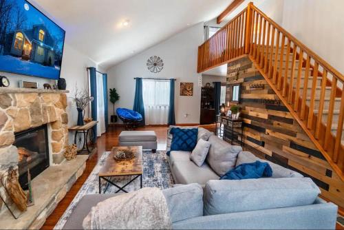 Harmony Hill Stylish 4bd Mountain Retreat, Hot Tub, Games photo 2