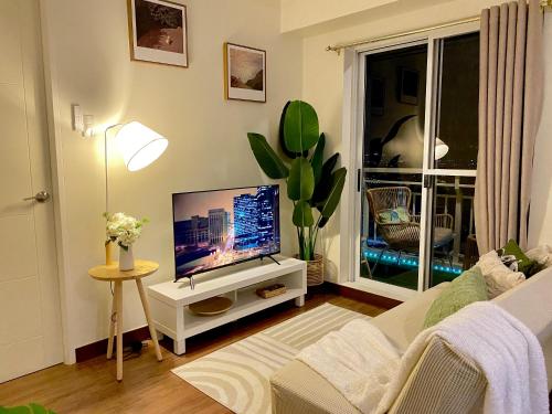 Cozy 1 BR Scandinavian/Tropical Condo with Balcony & Parking, Cainta