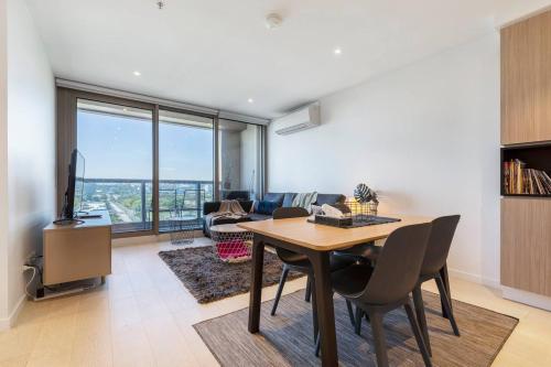 Flemington Filly - Bright Abode with Sweeping Views