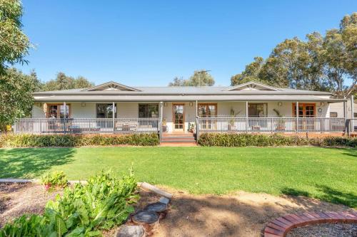 Stump Hill Estate - A Unique Stay with Mini Golf