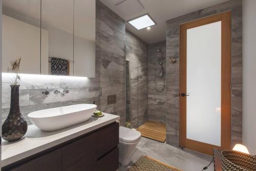 One-Bedroom Apartment image 1