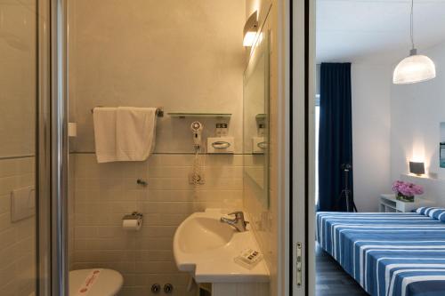 Double Room with Balcony and Sea View image 2