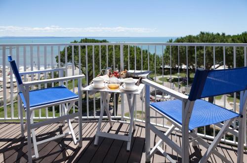 Double Room with Balcony and Sea View image 3