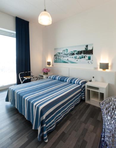 Double Room with Balcony and Sea View image 4