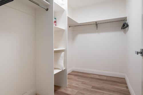 Modern Furnished Apartment in Heart of Quincy Modern Furnished Apartment in Heart of Quincy