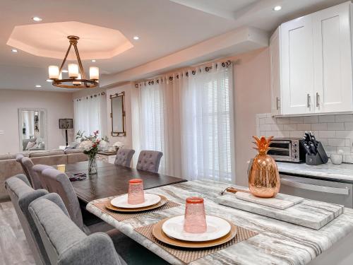 Cheerful & Modern Home w/ a Walkout Deck Area in Fort Washington