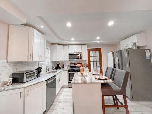 Cheerful & Modern Home w/ a Walkout Deck Area in Glenside, USA