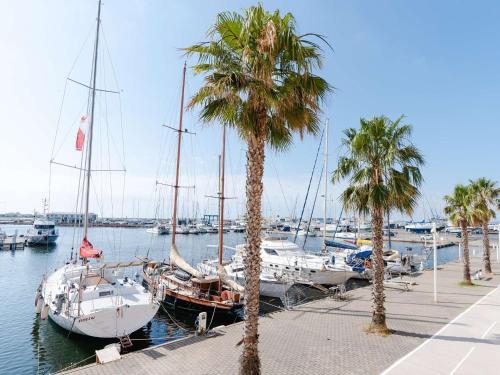 Studio cabine avec piscine et vue port à Gruissan - FR-1-409-199 (Studio cabine avec piscine et vue port a Gruissan - FR-1-409-199) in 格呂伊桑市中心