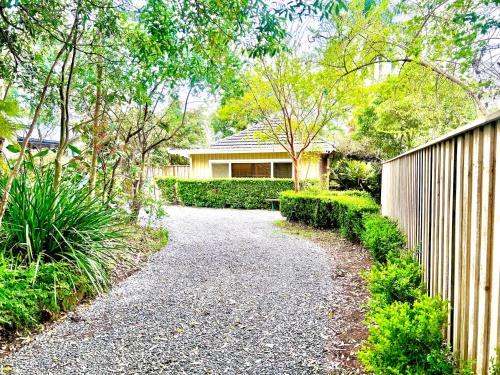 Entire 2 bedroom cottage in lower blue mountains - close to amenties and train!