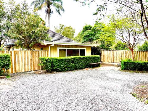 Entire 2 bedroom cottage in lower blue mountains - close to amenties and train!